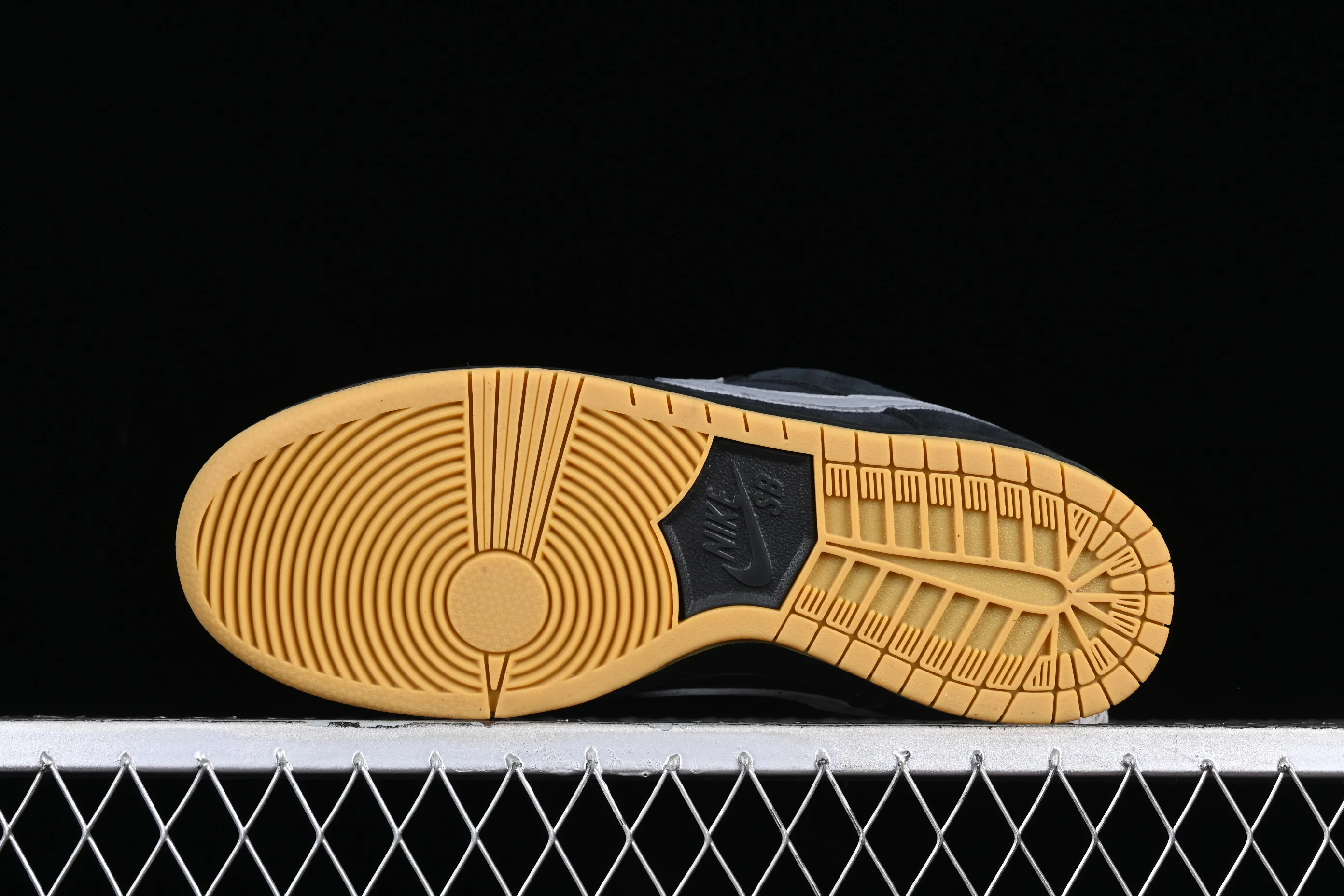 All categories Nk SB Dunk Series Nk SB Dunk Low Low-top sneakers N version Nk SB Dunk Low Raw rubber black and gray SB Dunk Series low-top casual sports skateboard shoes BQ6817-010